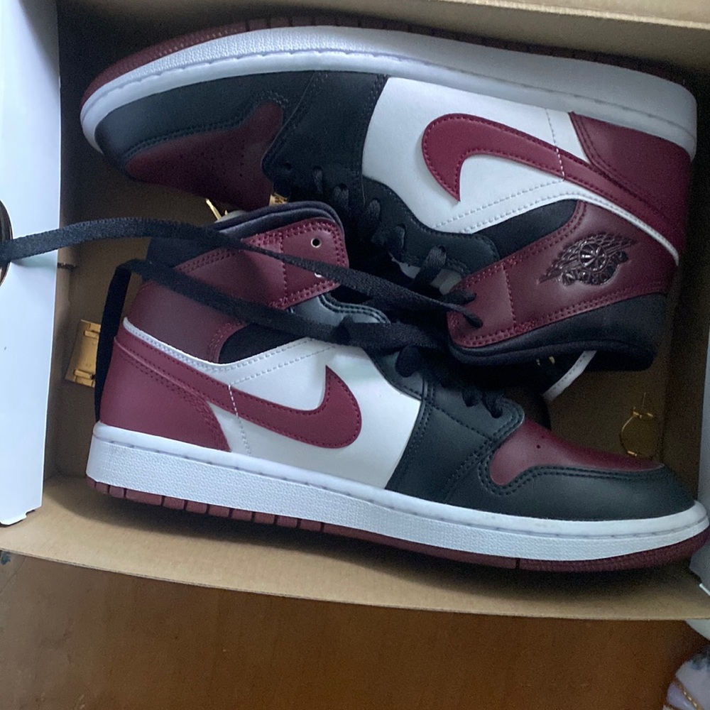 Women’s Air Jordan 1 Mid - NEVER WORN
